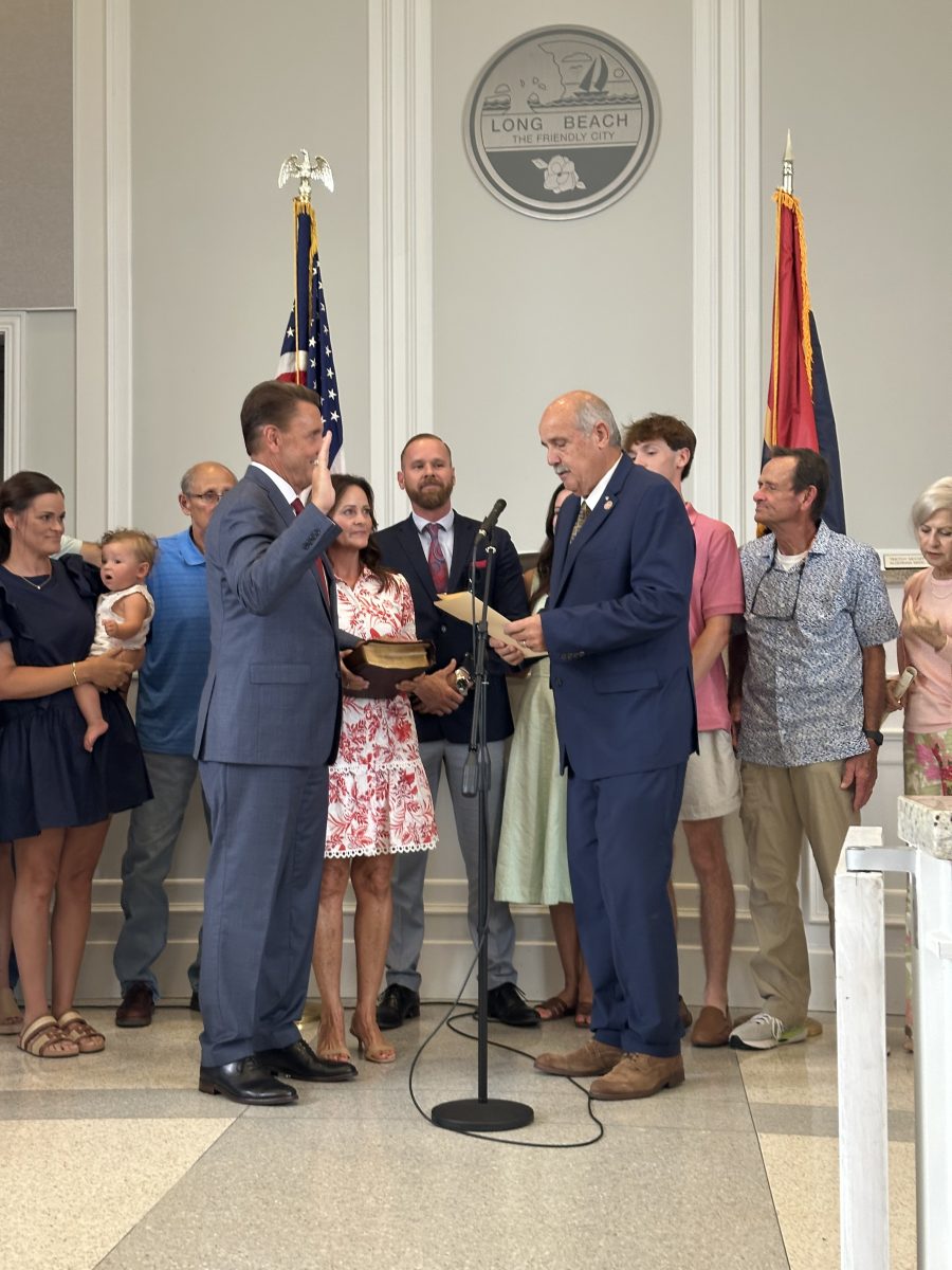 Mississippi Representative for District 120 Richard Bennett swears in new Long Beach Mayor Tim Pierce. (Photo Credit: Toni Miles)