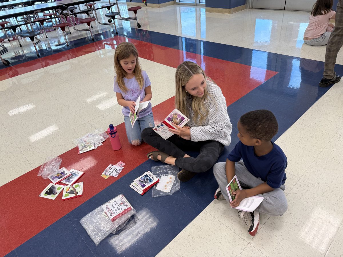 Sarah Damitio reading with elementary students