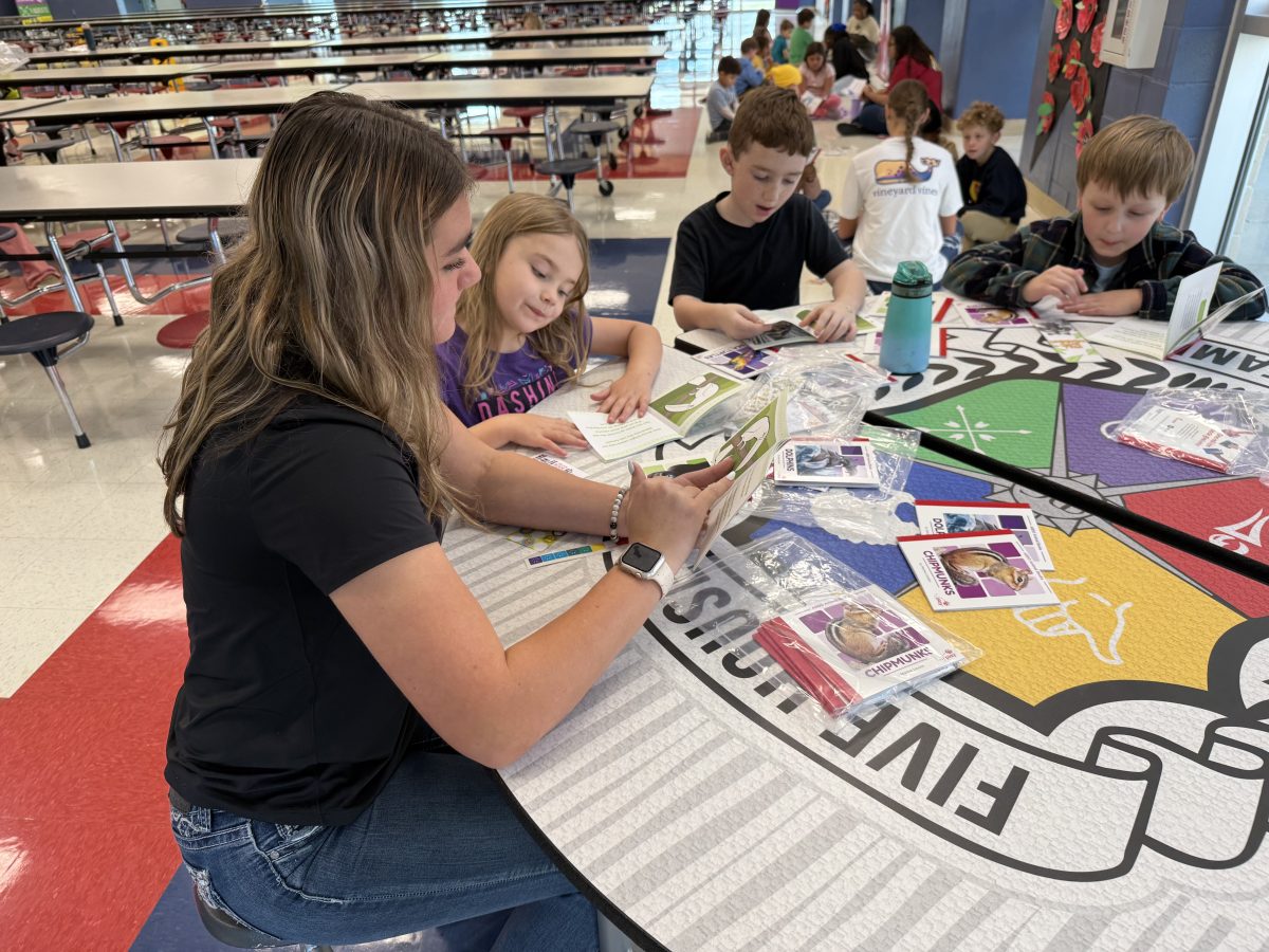 Trinity Langlinais reading with elementary students