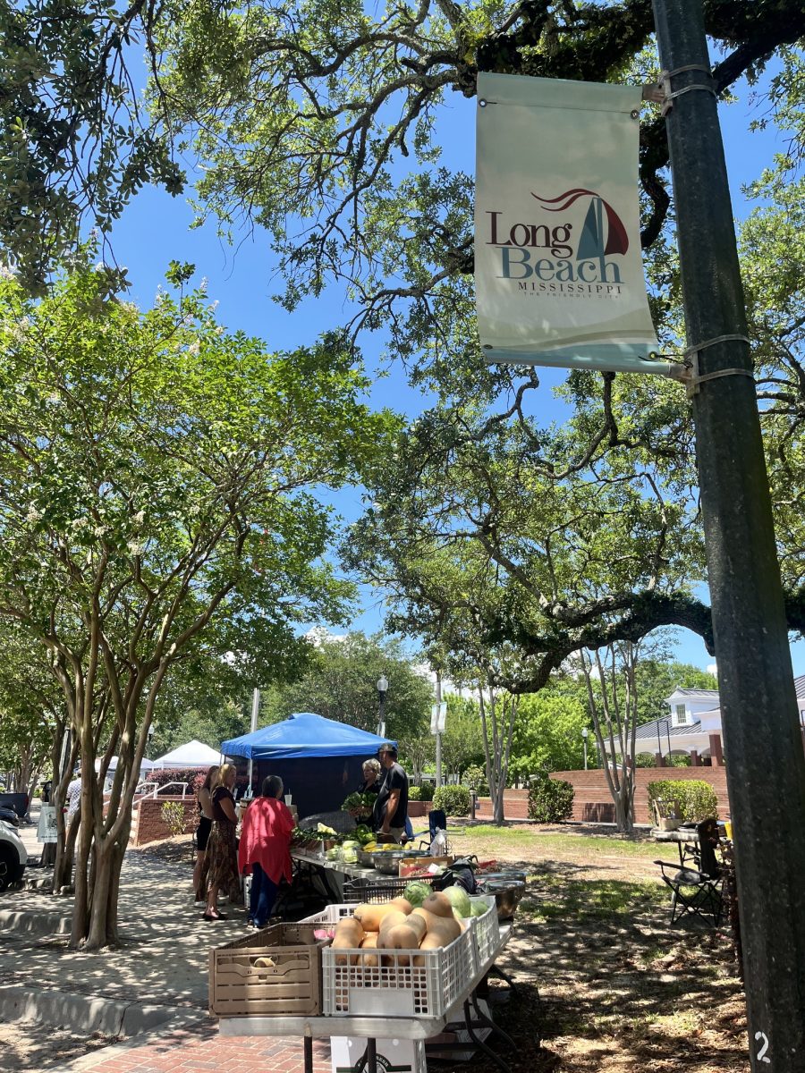People lined up at DJ's Produce, a staple at the Long Beach Art and Artisans Market, where farm-to-table, fresh produce and other goods, including homemade jams by Southern Grace Farms, are available for purchase. ( Photo: Toni Miles)