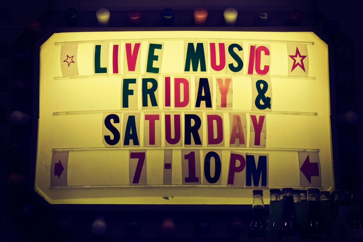 live music friday and saturday night sign 