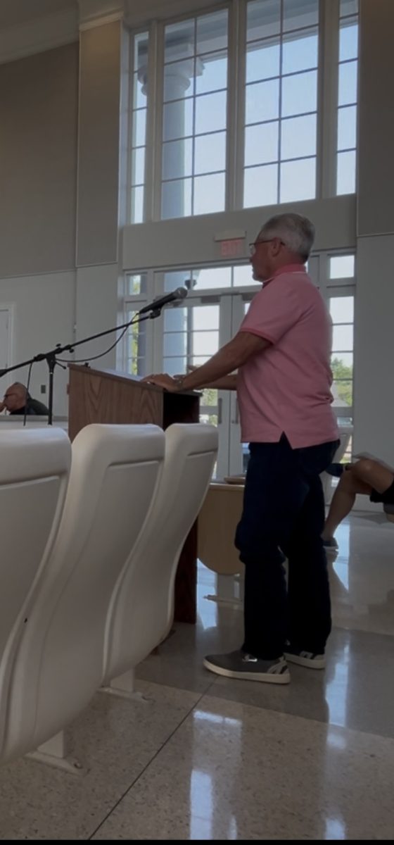 Long Beach resident and retired Entergy employee Jim Schloegel addresses city leaders at the August 4 Long Beach Board of Aldermen meeting. (Photo credit: Toni Miles)